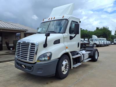 Freightliner Cascadia 113 Single Axle Day Cab Truck - 410HP, 10 Speed Manual