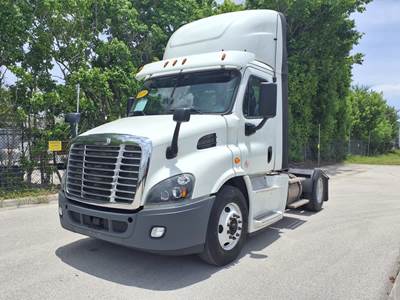 Freightliner Cascadia 113 Single Axle Day Cab Truck - 410HP, 12 Speed Automatic
