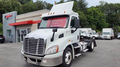 Freightliner Cascadia 113 Single Axle Day Cab Truck - 450HP, 10 Speed Manual
