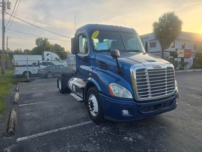 Freightliner Cascadia 113 Single Axle Day Cab Truck - 410HP, 12 Speed Automatic