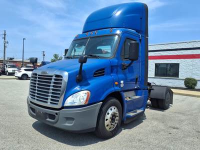 Freightliner Cascadia 113 Single Axle Day Cab Truck - 410HP, 10 Speed Manual