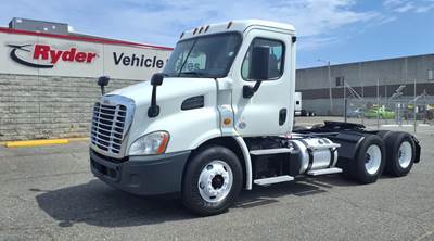 Freightliner Cascadia 113 Day Cab Truck - 450HP, 10 Speed Manual