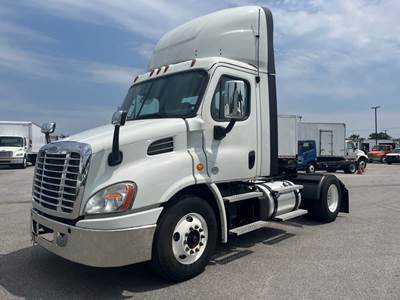 Freightliner Cascadia 113 Single Axle Day Cab Truck - 450HP, 12 Speed Automatic