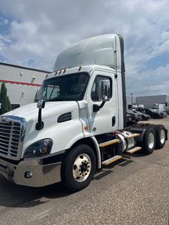 Freightliner Cascadia 113 Day Cab Truck - 410HP, 12 Speed Automatic