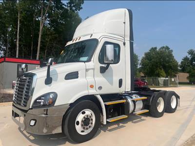 Freightliner Cascadia 113 Day Cab Truck - 410HP, 12 Speed Automatic