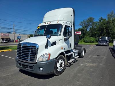 Freightliner Cascadia 113 Single Axle Day Cab Truck - 410HP, 12 Speed Automatic