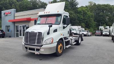 Freightliner Cascadia 113 Single Axle Day Cab Truck - 450HP, 10 Speed Manual