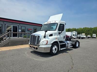 Freightliner Cascadia 113 Single Axle Day Cab Truck - 410HP, 10 Speed Manual