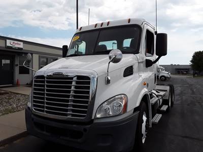 Freightliner Cascadia 113 Day Cab Truck - 370HP, 10 Speed Automatic