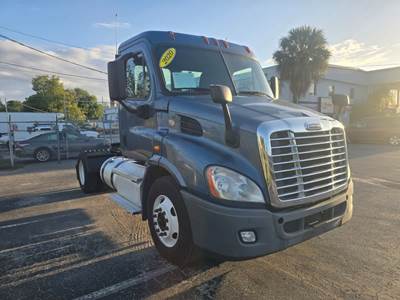 Freightliner Cascadia 113 Single Axle Day Cab Truck - 410HP, 12 Speed Manual