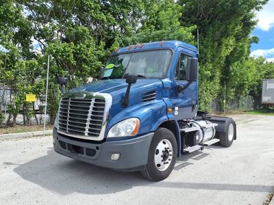Freightliner Cascadia 113 Single Axle Day Cab Truck - 410HP, 12 Speed Automatic