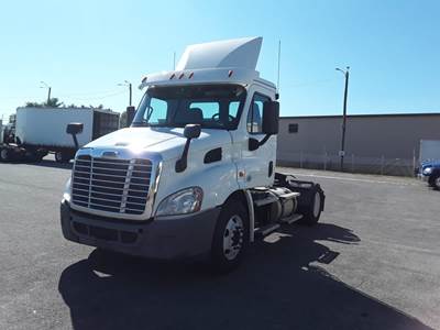 Freightliner Cascadia 113 Single Axle Day Cab Truck - 410HP, 10 Speed Manual