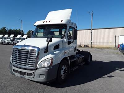 Freightliner Cascadia 113 Single Axle Day Cab Truck - 410HP, 10 Speed Manual