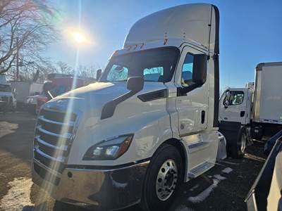 Freightliner Cascadia 116 Single Axle Day Cab Truck - 410HP, 12 Speed Automatic