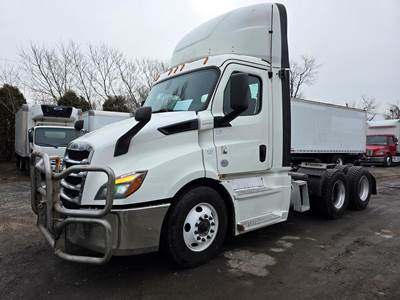 Freightliner Cascadia 116 Day Cab Truck - 435HP, 12 Speed Automatic