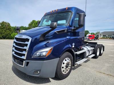 Freightliner Cascadia 116 Day Cab Truck - 450HP, 12 Speed Automatic
