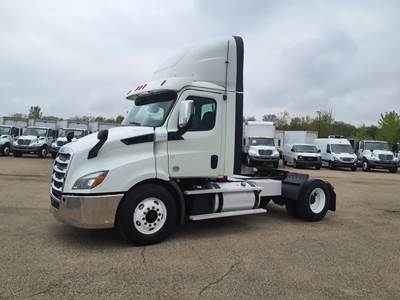 Freightliner Cascadia 116 Single Axle Day Cab Truck - 450HP, 12 Speed Automatic