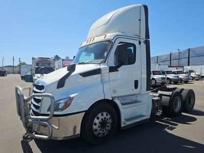 Freightliner Cascadia 116 Day Cab Truck - 435HP, 12 Speed Automatic