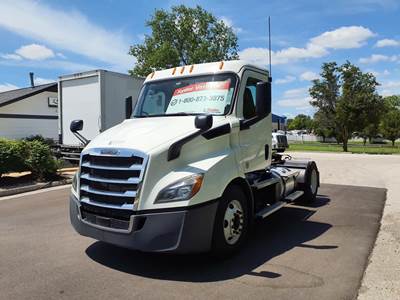 Freightliner Cascadia 116 Single Axle Day Cab Truck - 450HP, 12 Speed Automatic