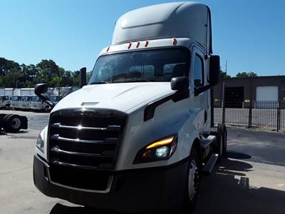 Freightliner Cascadia 116 Day Cab Truck - 450HP, 12 Speed Automatic