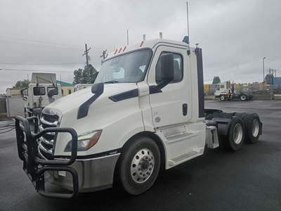 Freightliner Cascadia 116 Day Cab Truck - 435HP, 12 Speed Automatic