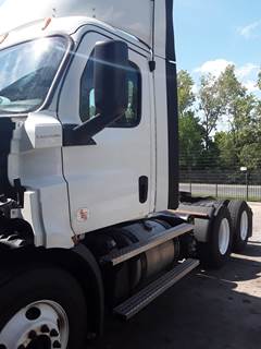 Freightliner Cascadia 116 Day Cab Truck - 450HP, 12 Speed Automatic