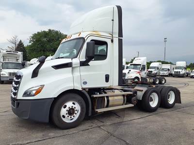 Freightliner Cascadia 116 Day Cab Truck - 450HP, 12 Speed Automatic