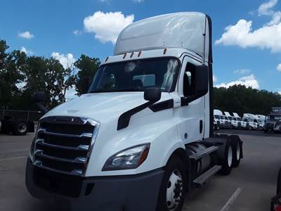 Freightliner Cascadia 116 Day Cab Truck - 450HP, 12 Speed Automatic