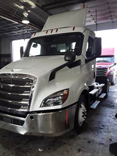Freightliner Cascadia 116 Single Axle Day Cab Truck - 450HP, 12 Speed Automatic