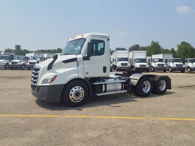 Freightliner Cascadia 116 Day Cab Truck - 450HP, 12 Speed Automatic