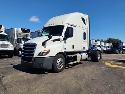 Freightliner Cascadia 116 Single Axle Day Cab Truck - 410HP, 10 Speed Manual