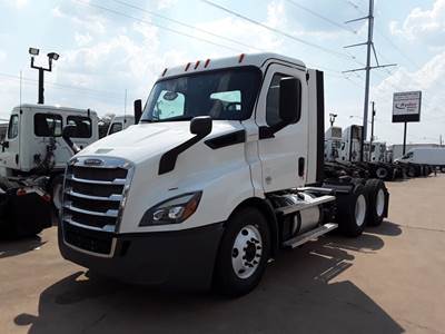 Freightliner Cascadia 116 Day Cab Truck - 450HP, 12 Speed Automatic