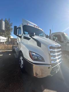 Freightliner Cascadia 116 Single Axle Day Cab Truck - 450HP, 12 Speed Automatic