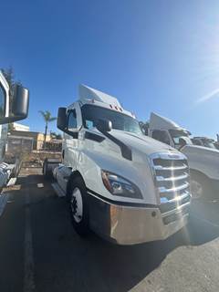 Freightliner Cascadia 116 Single Axle Day Cab Truck - 450HP, 12 Speed Automatic