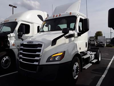 Freightliner Cascadia 116 Single Axle Day Cab Truck - 450HP, 12 Speed Automatic