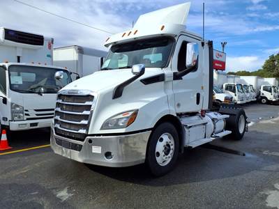 Freightliner Cascadia 116 Single Axle Day Cab Truck - 450HP, 12 Speed Automatic