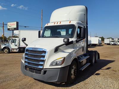 Freightliner Cascadia 116 Day Cab Truck - 450HP, 12 Speed Automatic