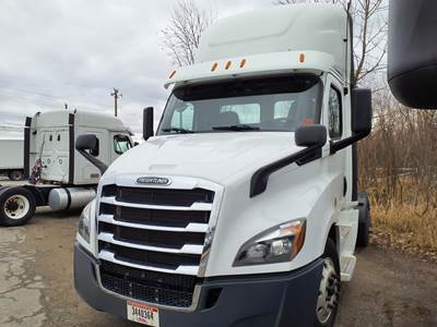 Freightliner Cascadia 116 Single Axle Day Cab Truck - 410HP, 10 Speed Manual