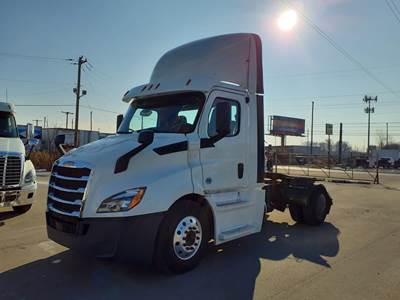 Freightliner Cascadia 116 Single Axle Day Cab Truck - 410HP, 10 Speed Manual