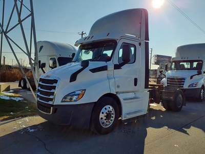 Freightliner Cascadia 116 Single Axle Day Cab Truck - 410HP, 10 Speed Manual