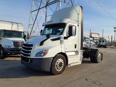 Freightliner Cascadia 116 Single Axle Day Cab Truck - 410HP, 10 Speed Manual