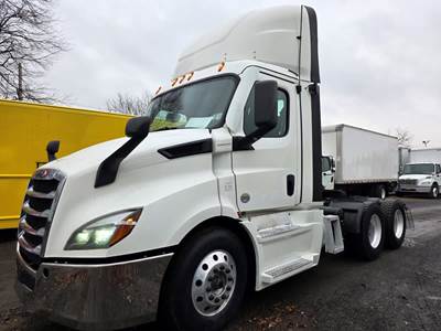 Freightliner Cascadia 116 Day Cab Truck - 435HP, 12 Speed Automatic