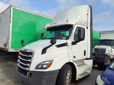 Freightliner Cascadia 116 Single Axle Day Cab Truck - 410HP, 10 Speed Manual
