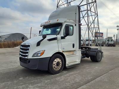 Freightliner Cascadia 116 Single Axle Day Cab Truck - 410HP, 10 Speed Manual
