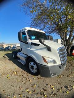 Freightliner Cascadia 116 Single Axle Day Cab Truck - 450HP, 12 Speed Automatic