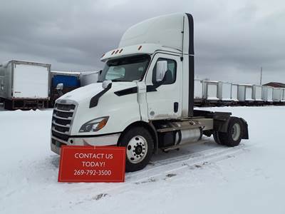 Freightliner Cascadia 116 Single Axle Day Cab Truck - 450HP, 12 Speed Automatic