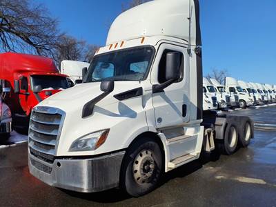 Freightliner Cascadia 116 Day Cab Truck - 435HP, 12 Speed Automatic
