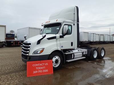 Freightliner Cascadia 116 Day Cab Truck - 450HP, 12 Speed Automatic