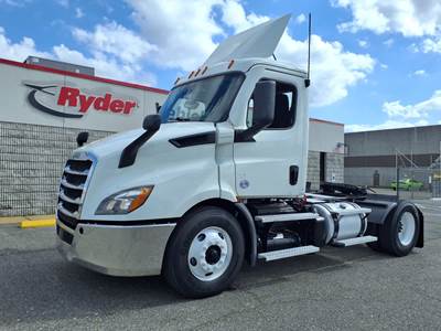 Freightliner Cascadia 116 Single Axle Day Cab Truck - 450HP, 12 Speed Automatic