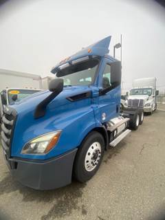 Freightliner Cascadia 116 Day Cab Truck - 450HP, 10 Speed Manual